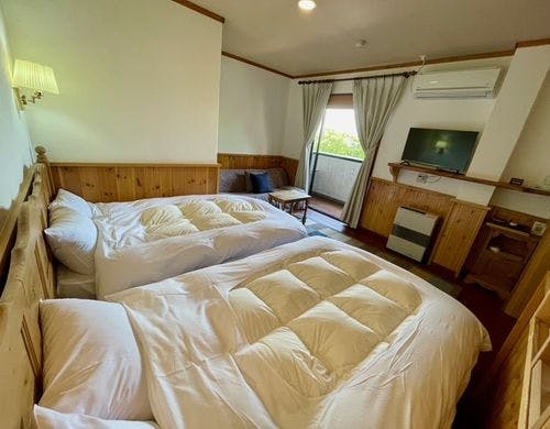 ゆったりセミダブルのベッドを２つご用意。