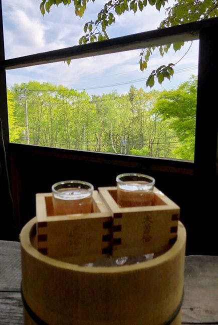 เพลิดเพลินกับเครื่องดื่มพร้อมชมวิวจากบ่อน้ำร้อนกลางแจ้ง