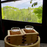 เพลิดเพลินกับเครื่องดื่มพร้อมชมวิวจากบ่อน้ำร้อนกลางแจ้ง