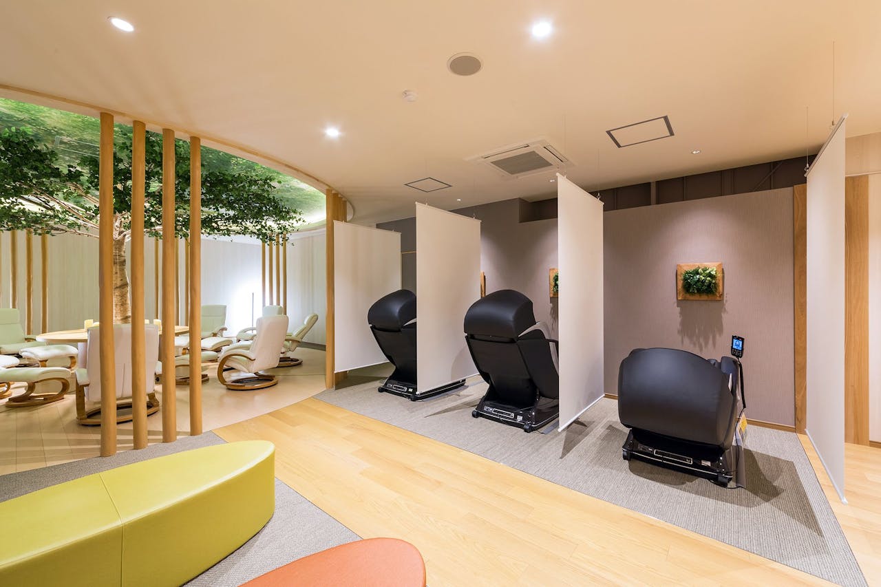 【蓼科グランドホテル滝の湯】マッサージ機のあるリラックスコーナー