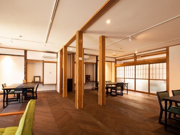 ゆったりとしたスペースでお食事を