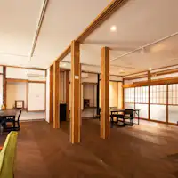 ゆったりとしたスペースでお食事を