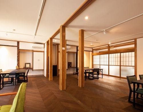 ゆったりとしたスペースでお食事を