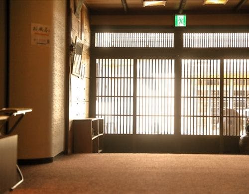 こちらから皆様をお迎えいたします。