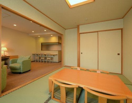 洋室はモダンな雰囲気のツインベッドです。