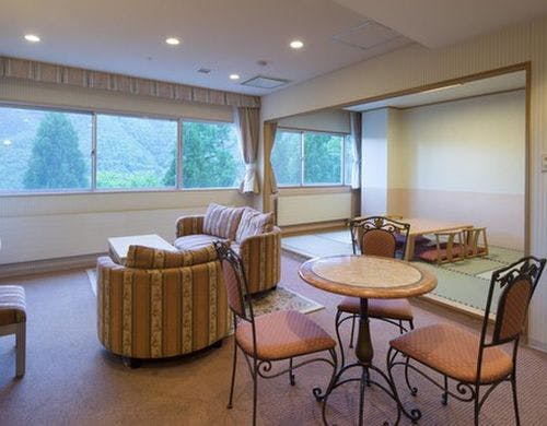 モダンな調度品を配した内装のお部屋です。
