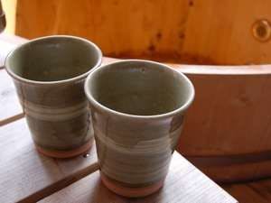 金泉を使って色付けされた「有馬温泉焼」