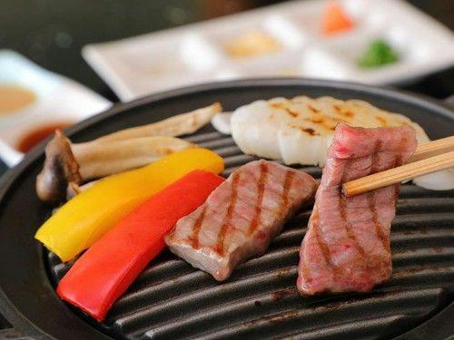 ステーキは鉄板で焼き立てを味わえる