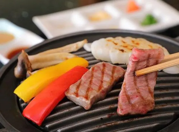 ステーキは鉄板で焼き立てを味わえる