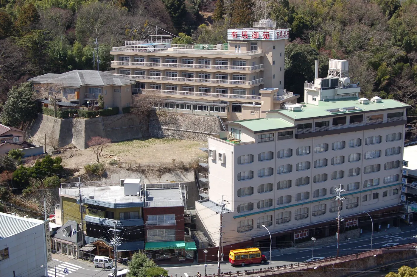 有馬温泉 有馬御苑:有馬温泉の街並みとホテル外観