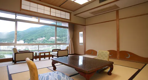 和室10畳(日本庭園側のお部屋)