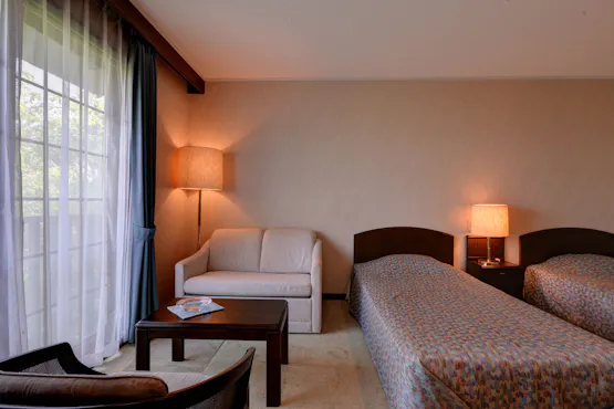 แสงสบายที่ส่องผ่านหน้าต่าง