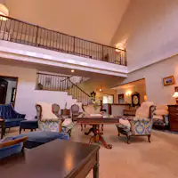 พื้นที่ที่ตกแต่งภายในอย่างลงตัวสำหรับวันหยุดของผู้ใหญ่