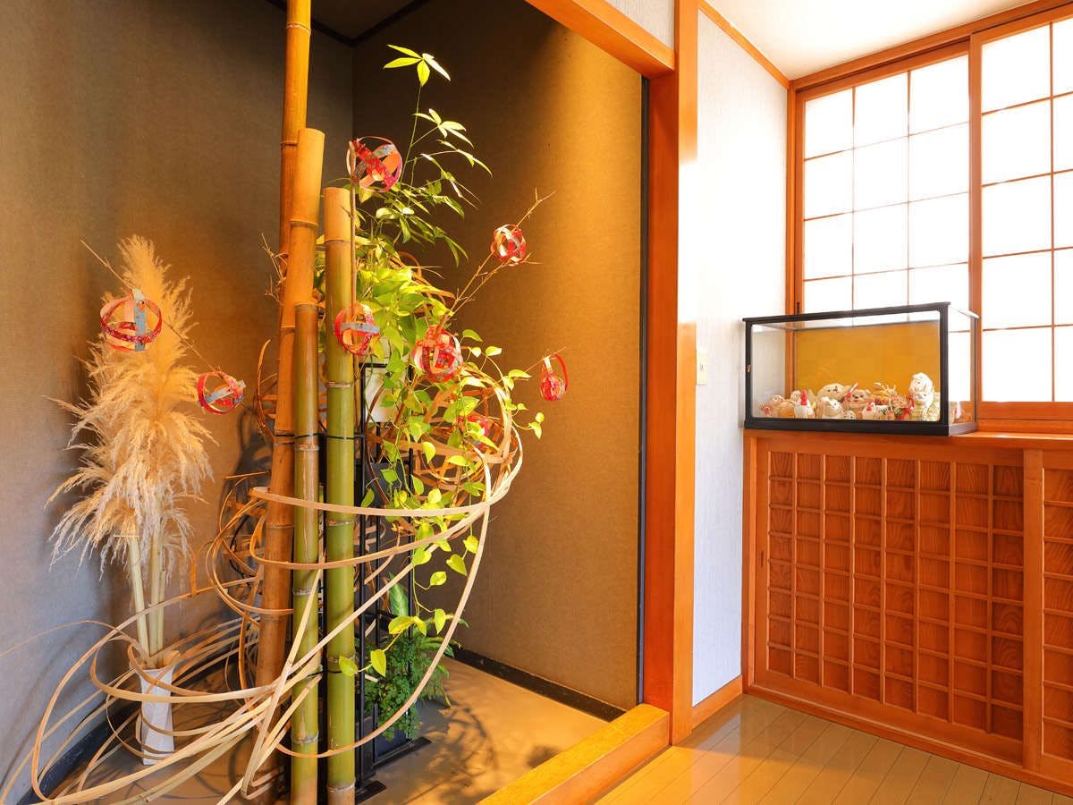 【本館玄関】自然のオブジェがお出迎え