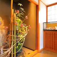 【ทางเข้าหลัก】ต้อนรับด้วยวัตถุธรรมชาติ