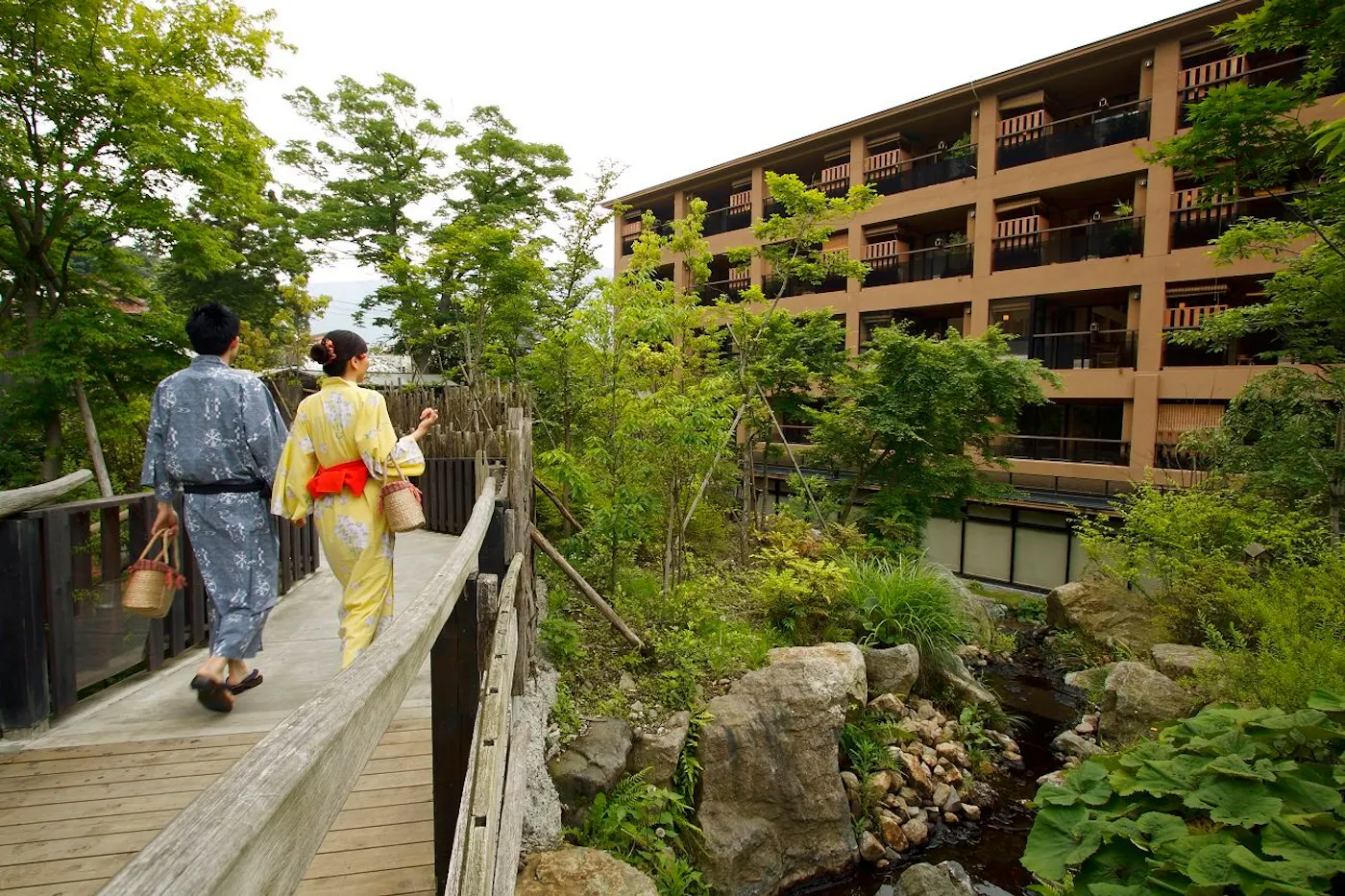 箱根強羅温泉 季の湯 雪月花：強羅の森と館内の通路