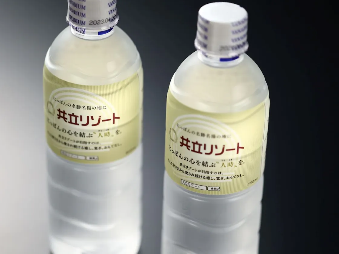 客室冷蔵庫にお水をご用意しております。
