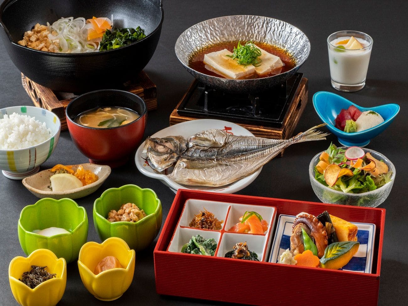 【朝食】焼き魚メインの定食と温かい味噌汁