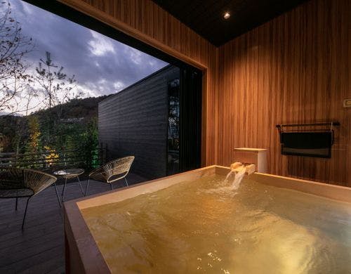 翡翠カラオケ付リビングルーム