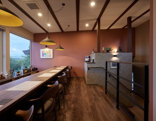 お食事はこちらのラウンジになります