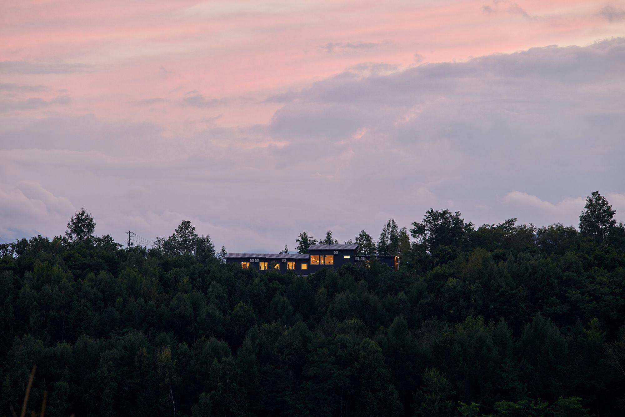 ทัศนียภาพภายนอกยามเย็น