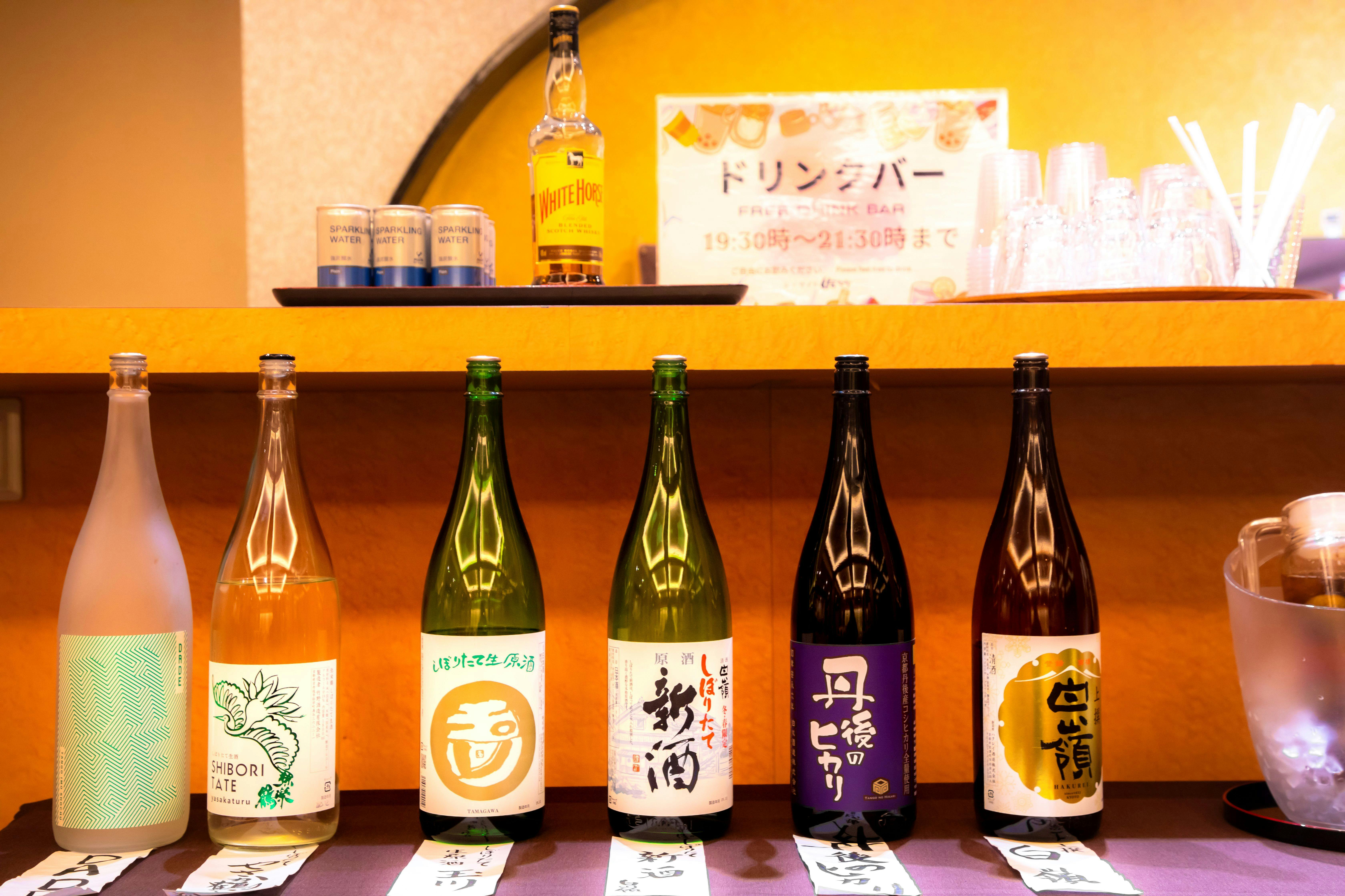 【大堂服务】提供日本清酒。