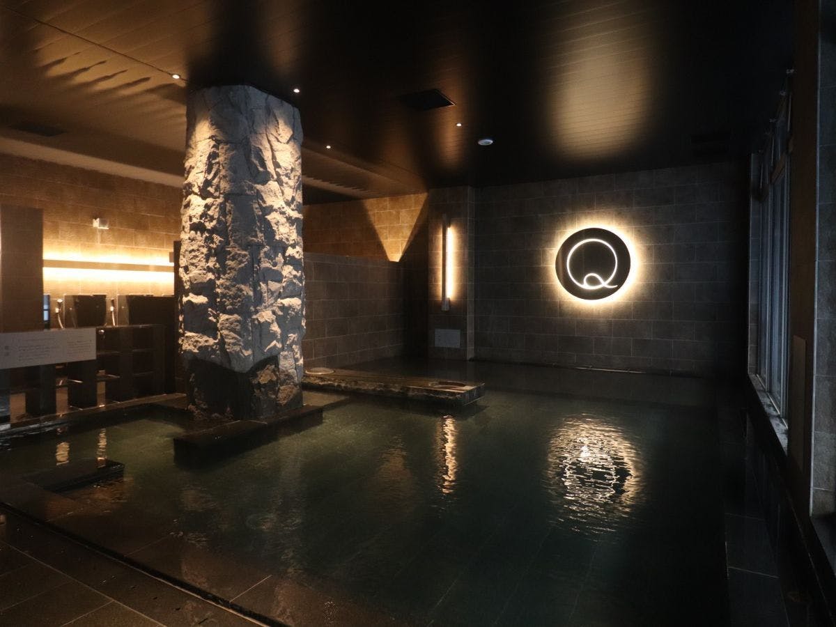 【2階「休日湯」／主浴槽】