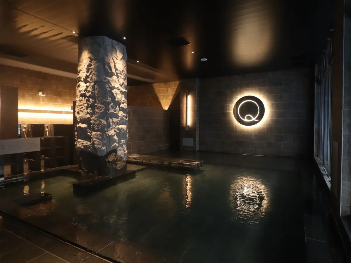 【2階「休日湯」／主浴槽】