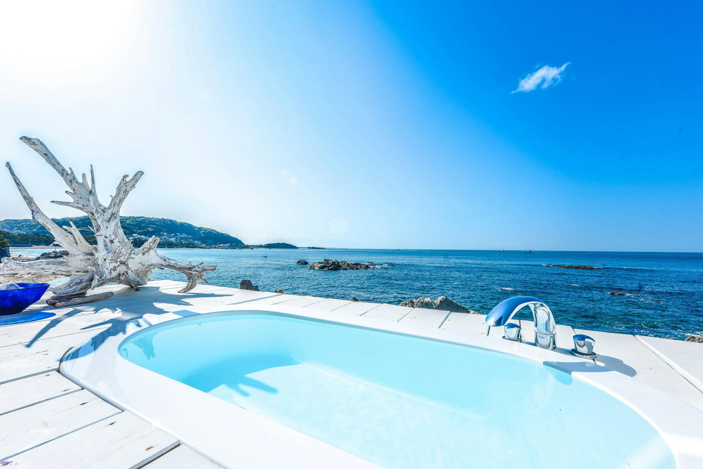 뷰 욕조와 푸른 하늘, 푸른 바다.