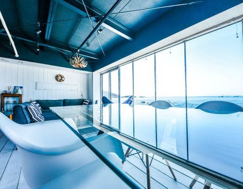 海を眺めるリビングチェア