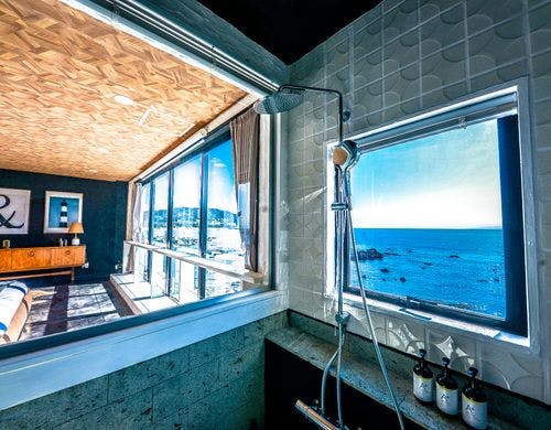 ガラス張りのバスルーム