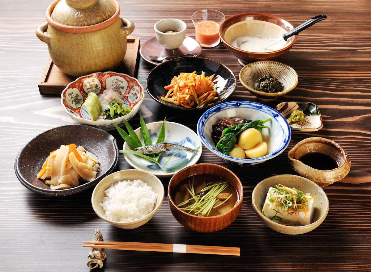 自然の恵みに感謝する里山和朝食