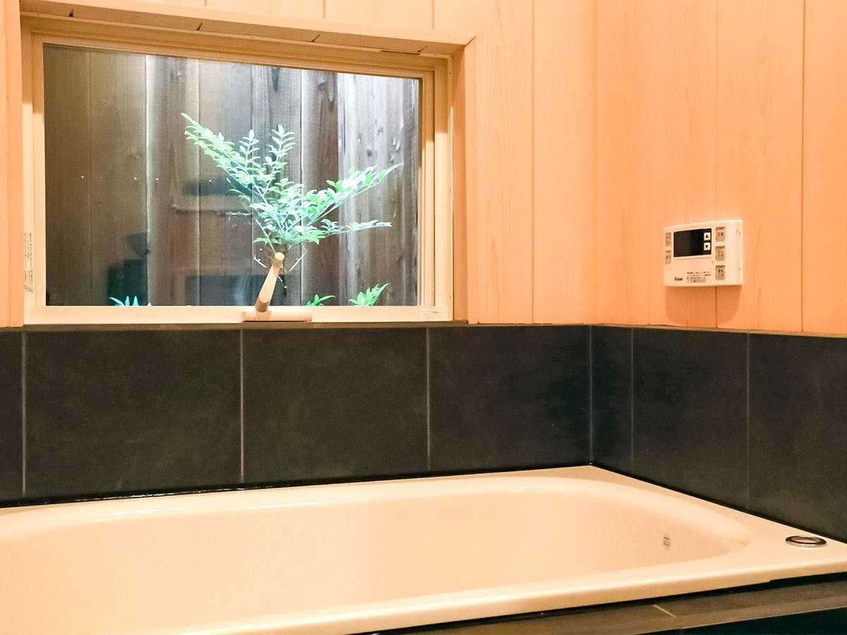 ・【1階のお風呂】窓から坪庭が見えます。