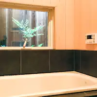 ・【1階のお風呂】窓から坪庭が見えます。