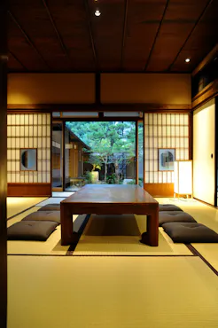 風情があるお庭を眺められる和室