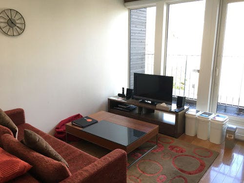 温かみのある配色のリビングルーム