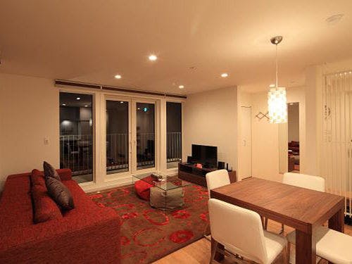 大きな窓が付いたリビングルームです。