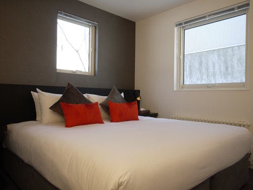 ダブルベッドでゆったりとお休みください。