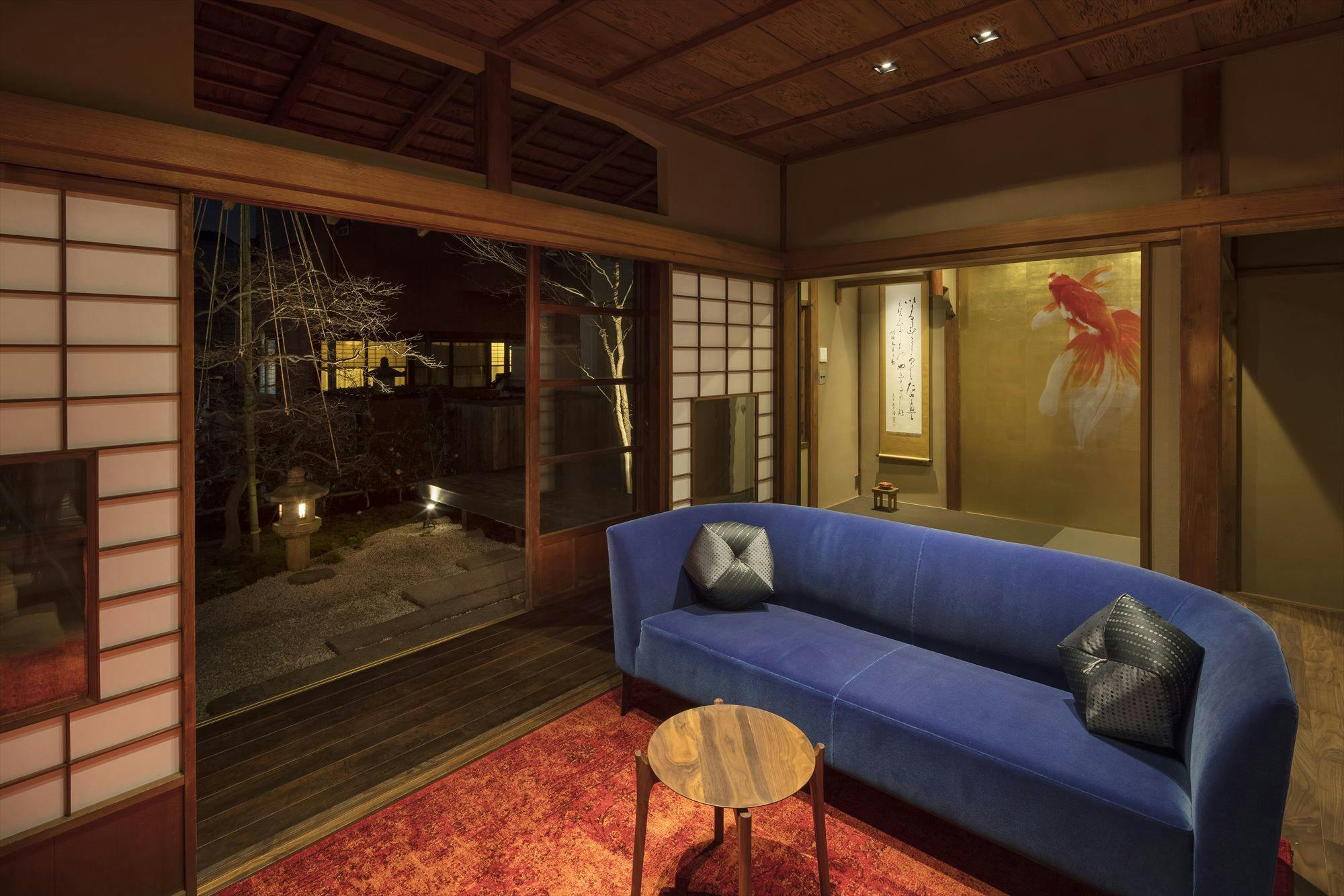 金箔の上を泳ぐ優雅な金魚