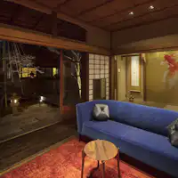 金箔の上を泳ぐ優雅な金魚