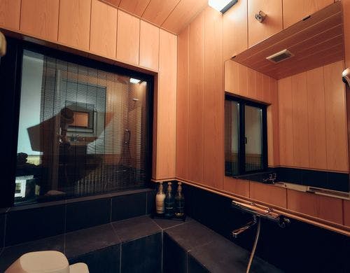 お風呂からは坪庭が見れます