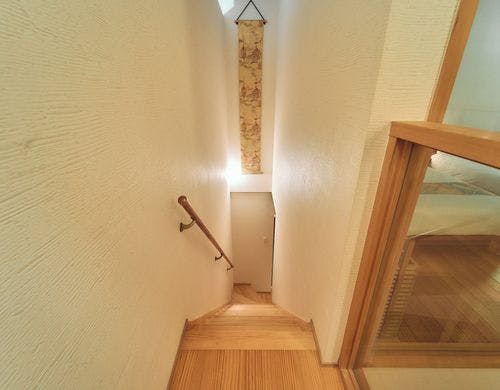 2階へと続く階段