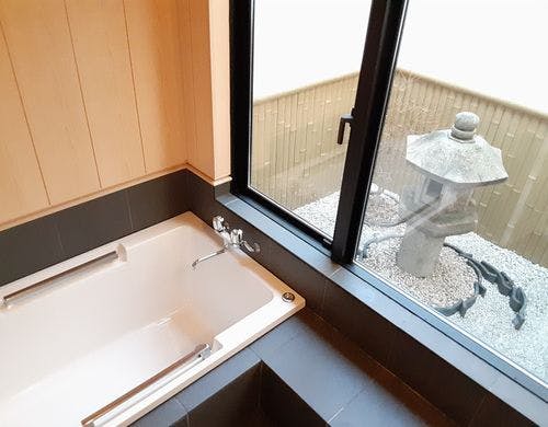 坪庭を眺められる浴室