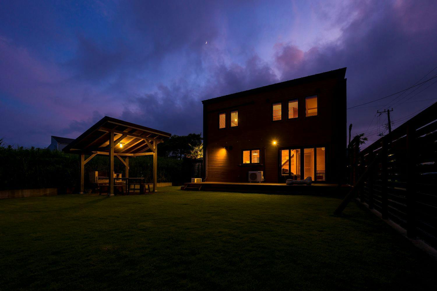 สนามหญ้ากว้างขวางขนาด 204 ตารางเมตรสำหรับสุนัข