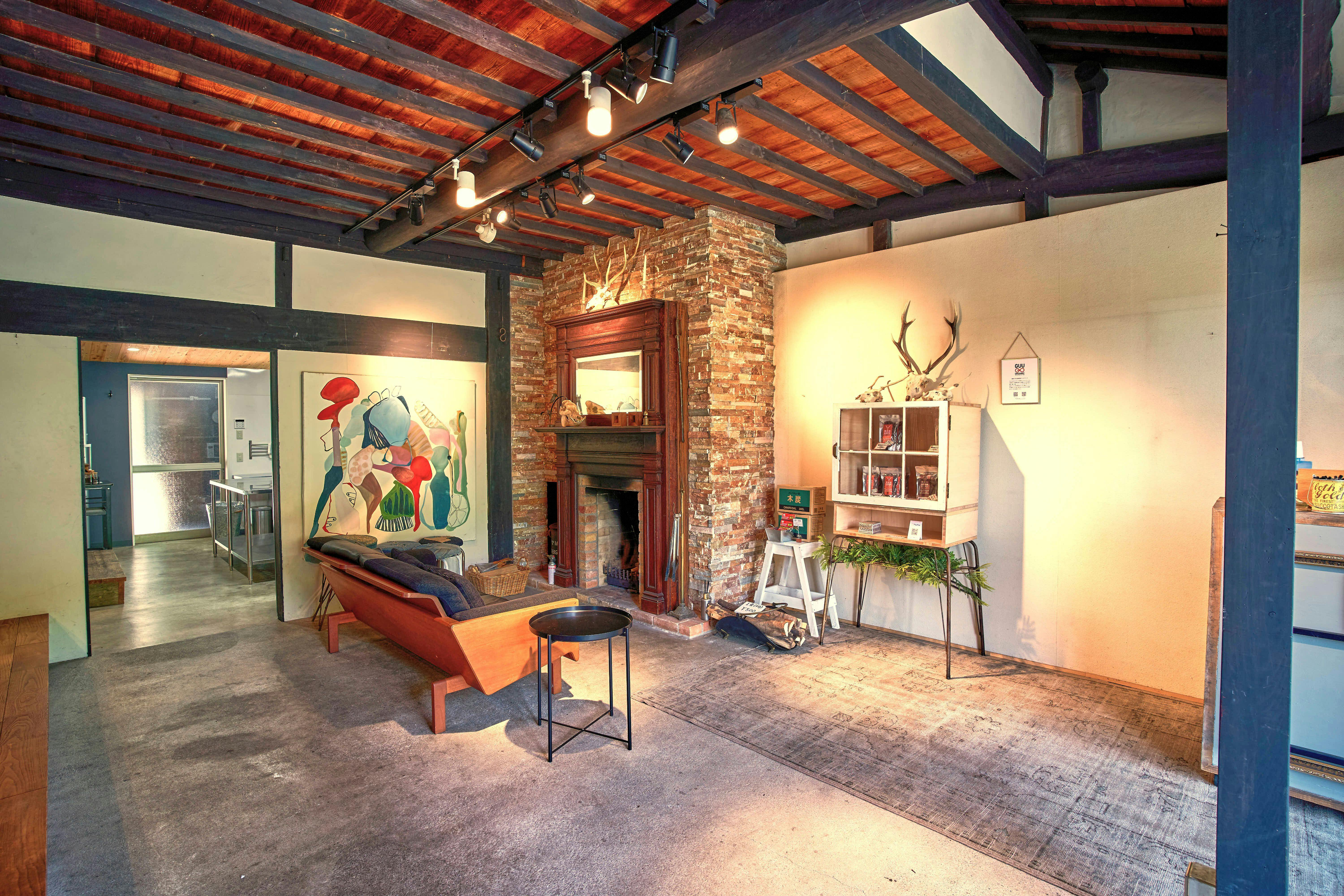 Pintu masuk dengan lantai tanah dan perapian