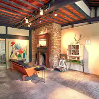 Pintu masuk dengan lantai tanah dan perapian