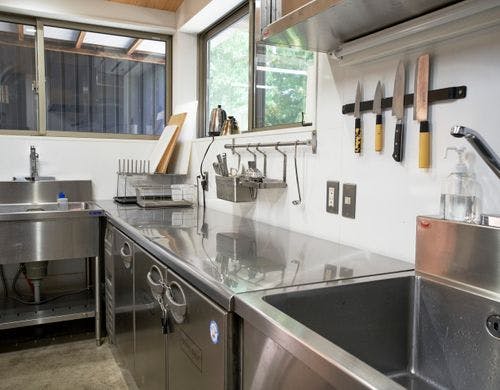 せとうち母屋のキッチン・作業台と台下冷凍