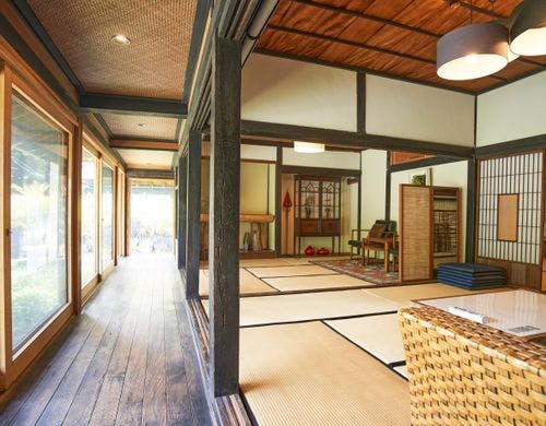 採光の良い、昔ながらの縁側と居間