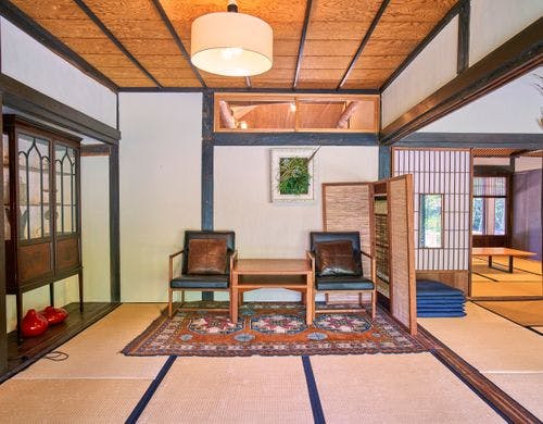 縁側に面した床の間のある居間