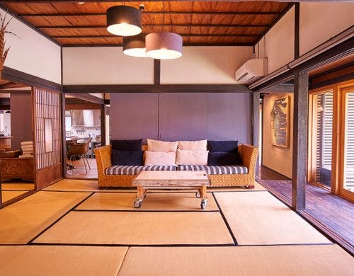 採光の良い縁側側の居間とソファ